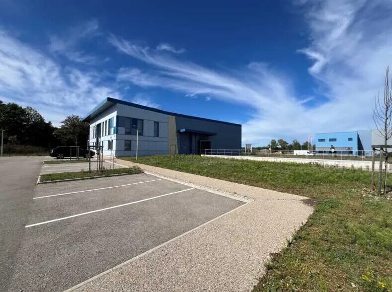 715 Allée De Curebourse, Saint-Vulbas for sale - Building Photo - Image 2 of 18