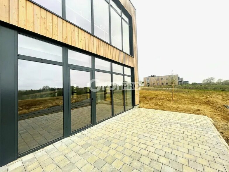 Office in Saint-Quentin for lease - Building Photo - Image 1 of 6