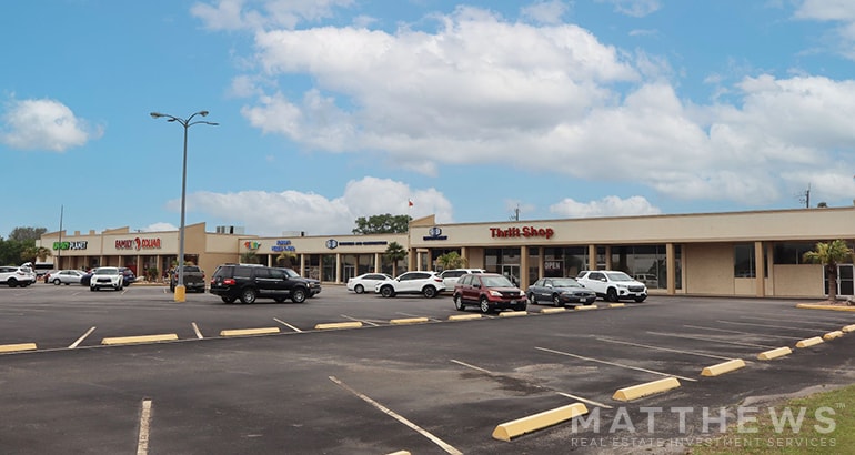 410-480 Plantation Dr, Lake Jackson, TX for lease - Building Photo - Image 2 of 3