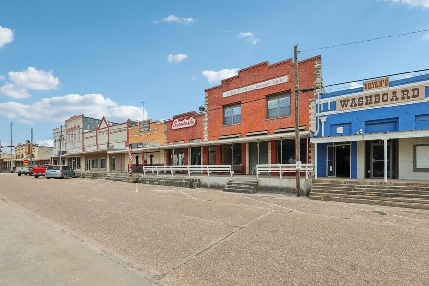 113 N Main St, Moulton, TX for sale - Building Photo - Image 1 of 80