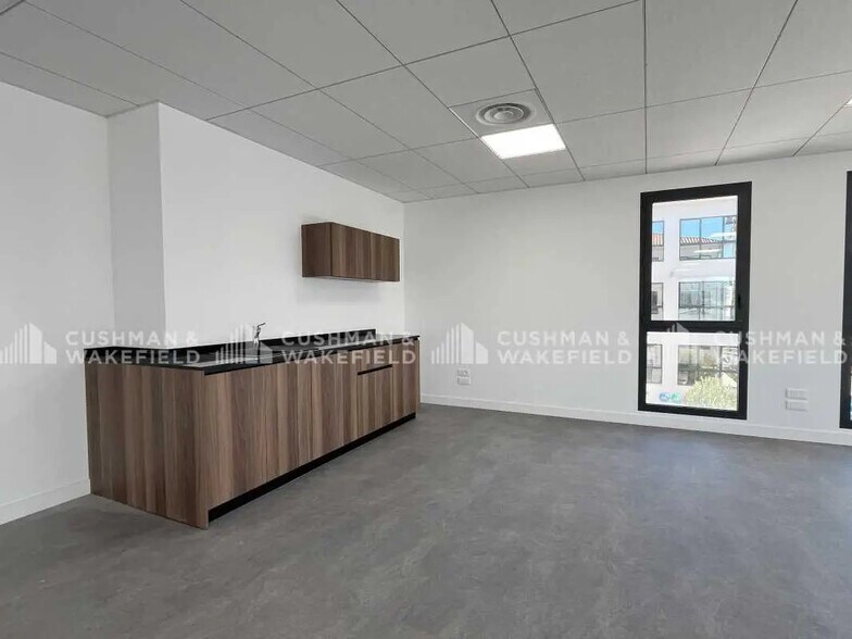 365 Chemin Du Camp De Sarlier, Aubagne for lease - Interior Photo - Image 3 of 8