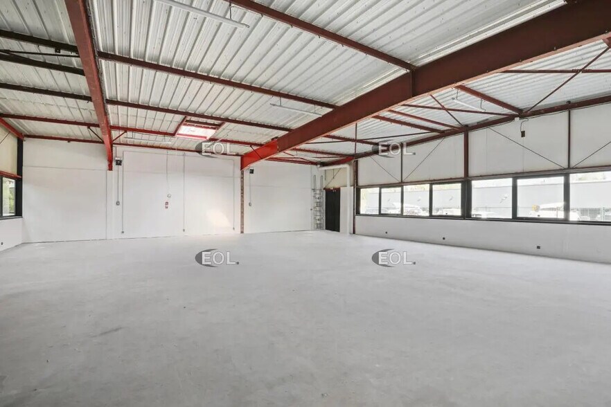 Flex in Villebon-sur-Yvette for lease - Interior Photo - Image 2 of 5