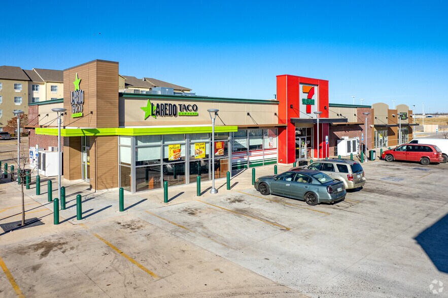 735 S MacArthur Blvd, Oklahoma City, OK for lease - Primary Photo - Image 1 of 3