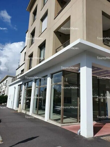 Retail in Lorient for lease - Building Photo - Image 1 of 4