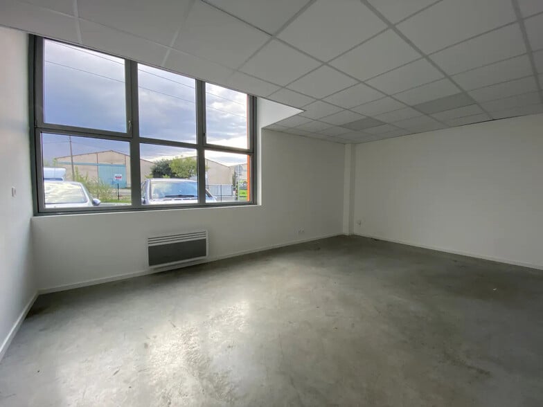 3 Rue Des Frères Lumière, Carbon-Blanc for sale - Interior Photo - Image 2 of 4