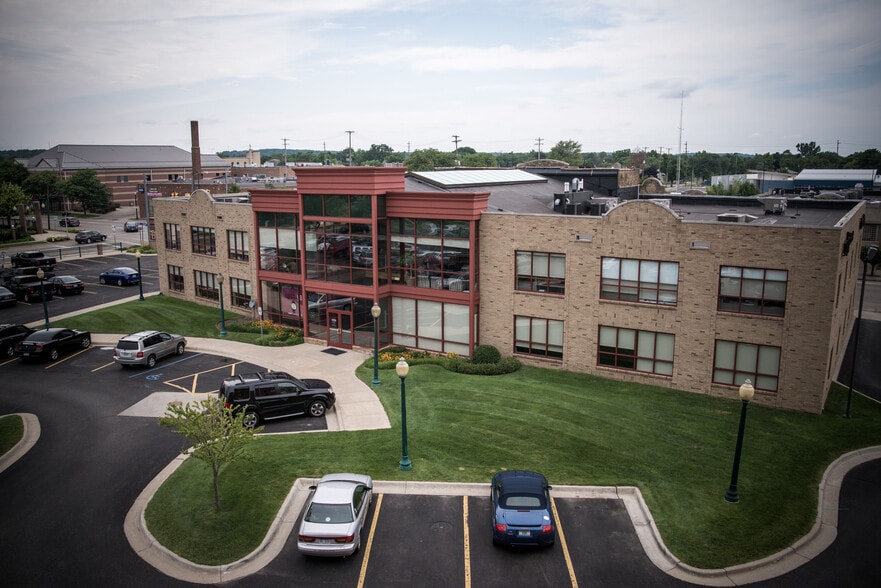 242 E Kalamazoo Ave, Kalamazoo, MI for lease - Building Photo - Image 1 of 4