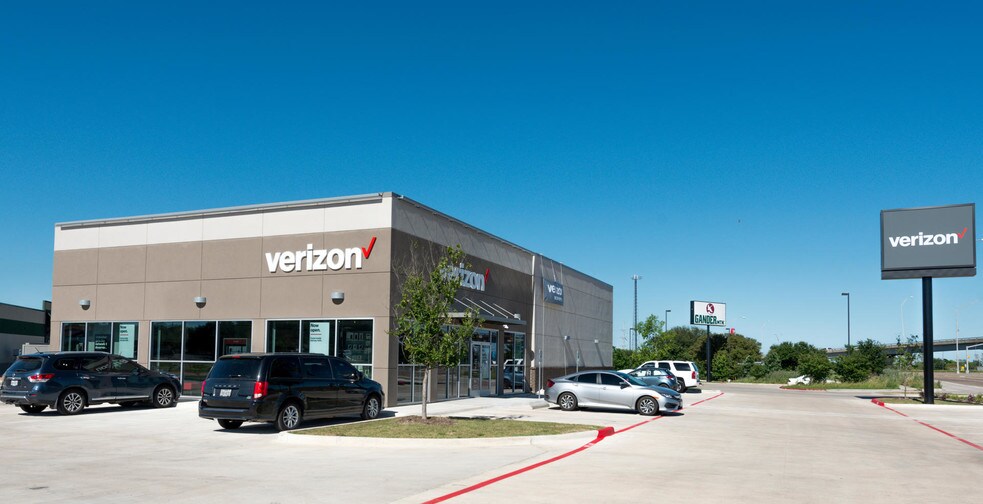 1820 S Valley Mills Dr, Waco, TX 76711