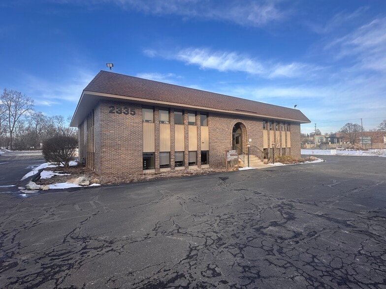 2335 Burton St Se, Grand Rapids, MI for lease - Building Photo - Image 1 of 11