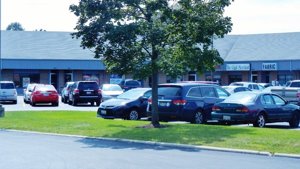 27W181-27W239 Geneva Rd, Winfield, IL for lease - Primary Photo - Image 1 of 20