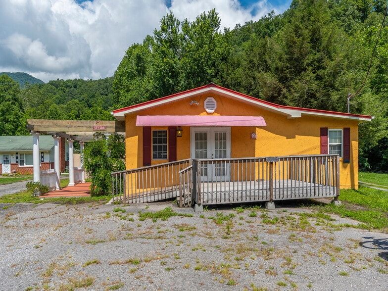 1118 Jonathan Creek Rd, Waynesville, NC 28785