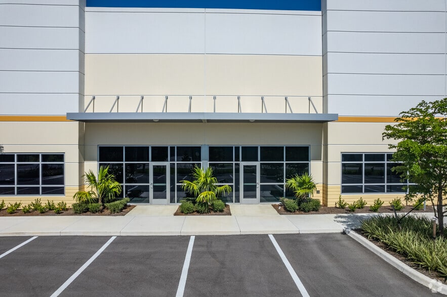 14601 Jetport Loop, Fort Myers, FL for lease - Building Photo - Image 2 of 5
