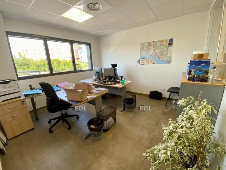 Flex in Saint-Martin-de-Crau for lease - Building Photo - Image 3 of 3