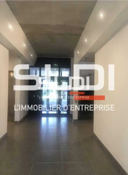 Office in Rillieux-la-Pape for lease - Building Photo - Image 2 of 8