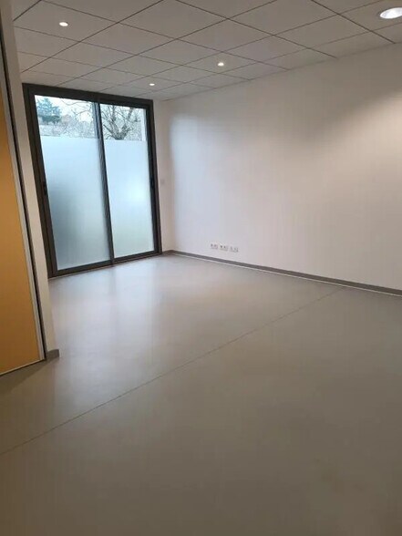 Office in La Roche-Vineuse for lease - Interior Photo - Image 2 of 8