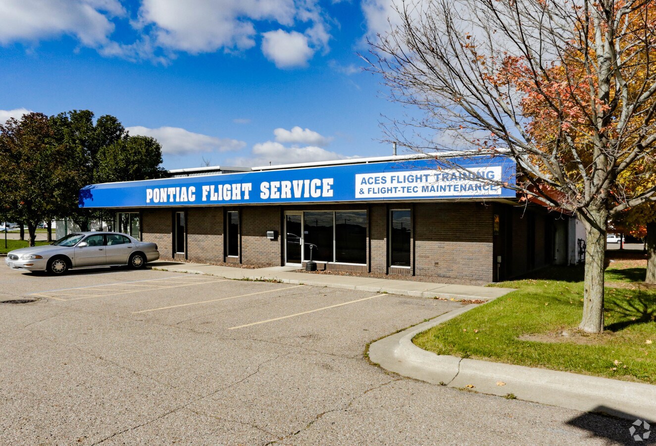 2121 Airport Rd, Waterford, MI 48327