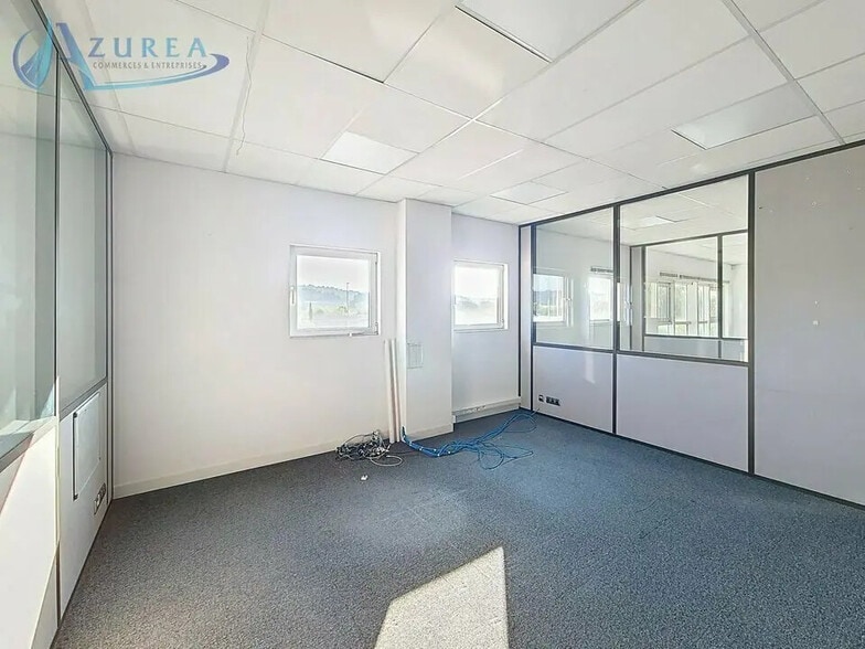Office in Mandelieu-la-Napoule for lease - Interior Photo - Image 3 of 5