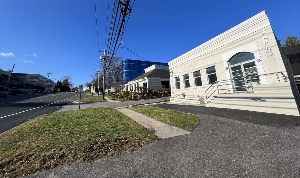 889 Northern Blvd, Great Neck, NY 11021