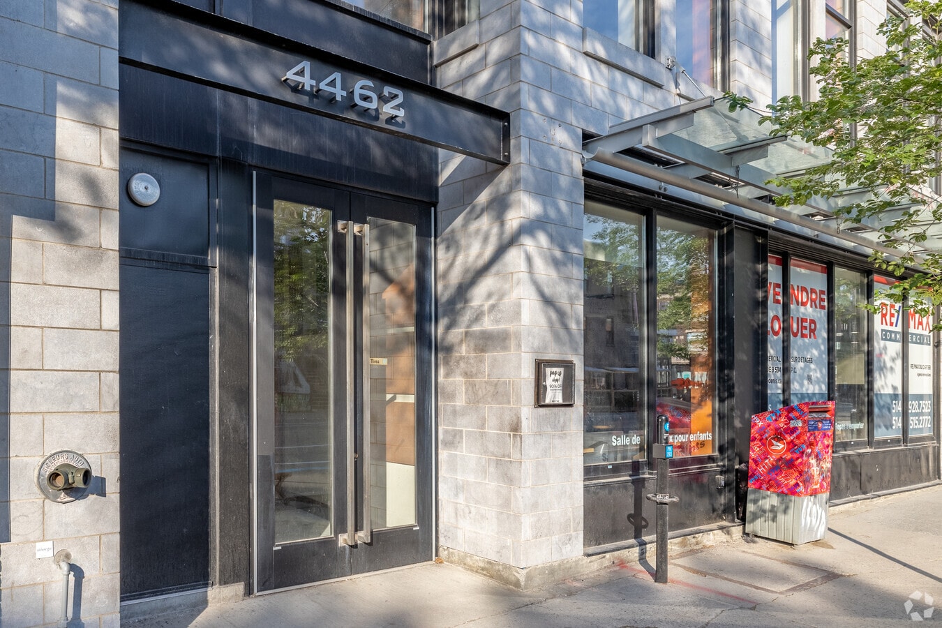 44624466 Rue SaintDenis, Montréal, QC H2J 2L1