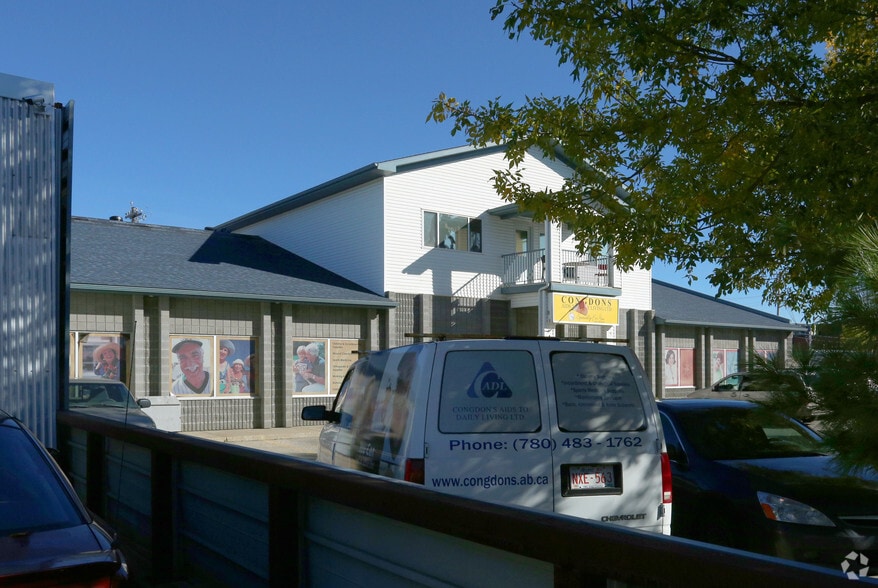 15830 100A Ave NW, Edmonton, AB for sale - Primary Photo - Image 2 of 4