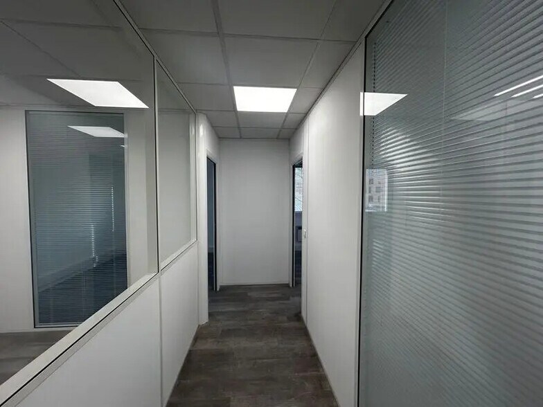Office in Lyon for lease - Interior Photo - Image 2 of 5