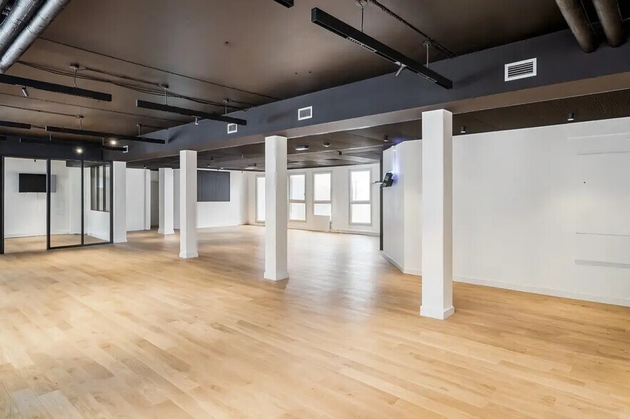 20-22 Rue Des Petits Hôtels, Paris for lease - Building Photo - Image 1 of 9