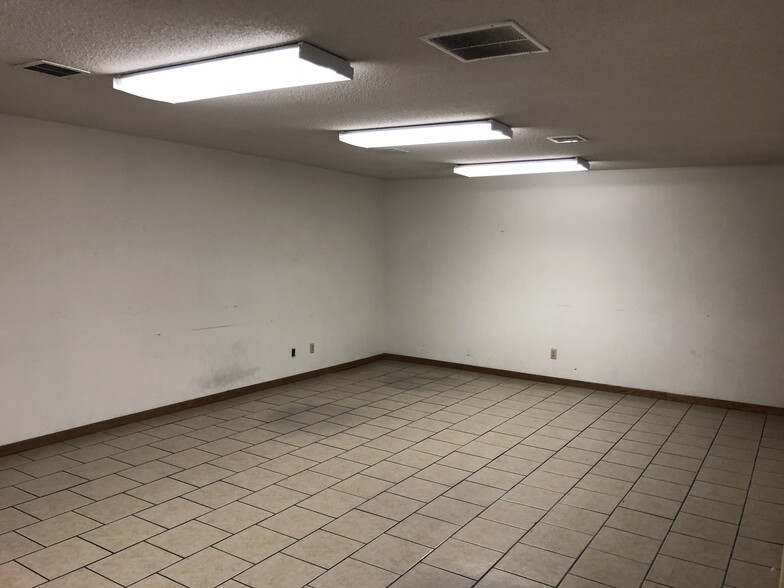 2530-2536 S Leonine St, Wichita, KS for lease - Building Photo - Image 2 of 7