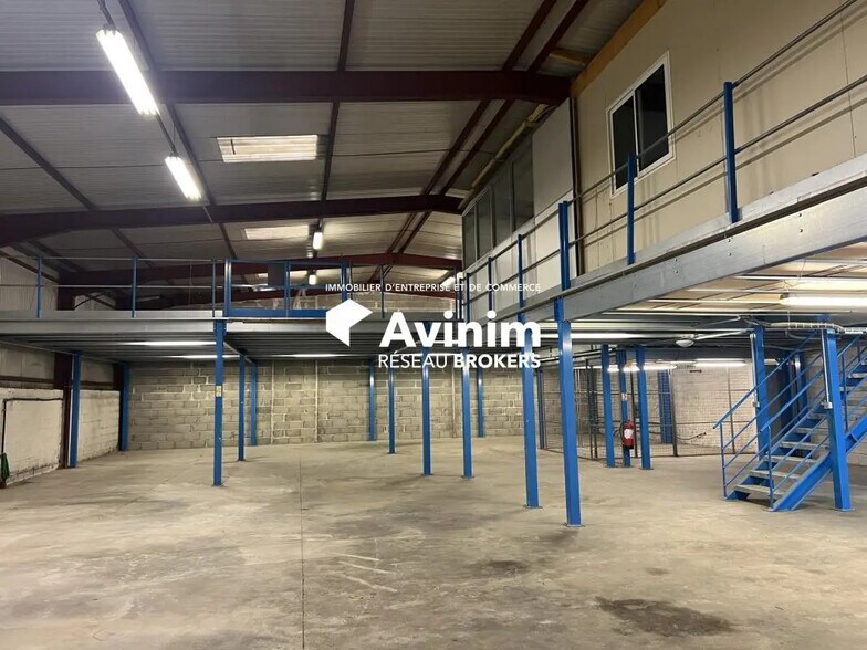 Flex in Heyrieux for lease - Interior Photo - Image 2 of 19