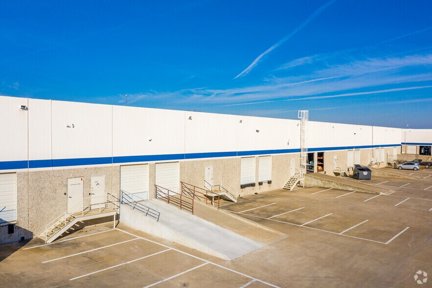 11420 Mathis Ave, Farmers Branch, TX for lease - Building Photo - Image 2 of 22