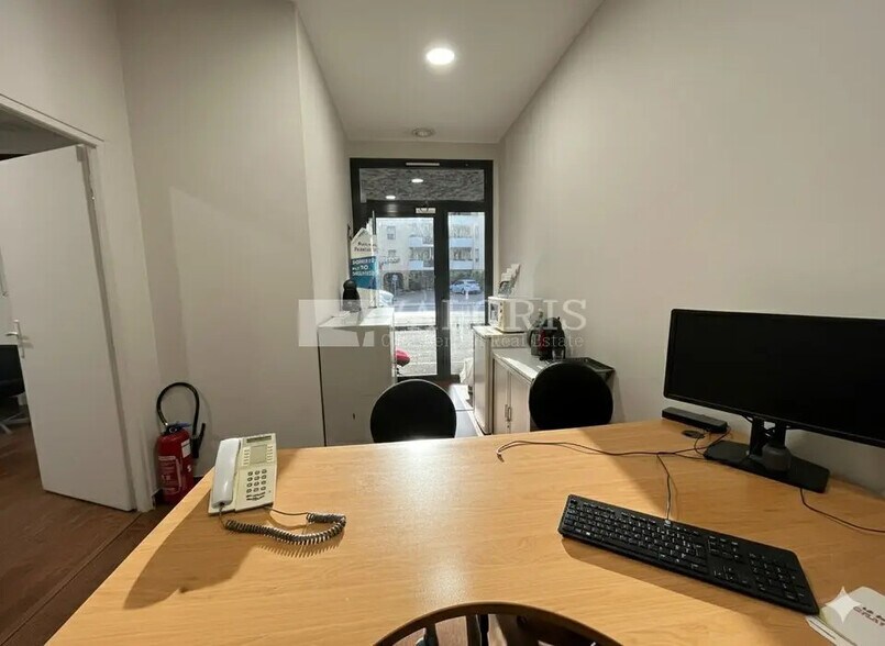 Retail in Lozanne for sale - Interior Photo - Image 3 of 6