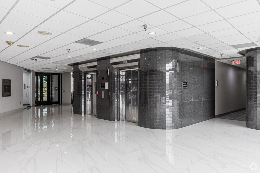 555 Republic Dr, Plano, TX for lease - Lobby - Image 3 of 12