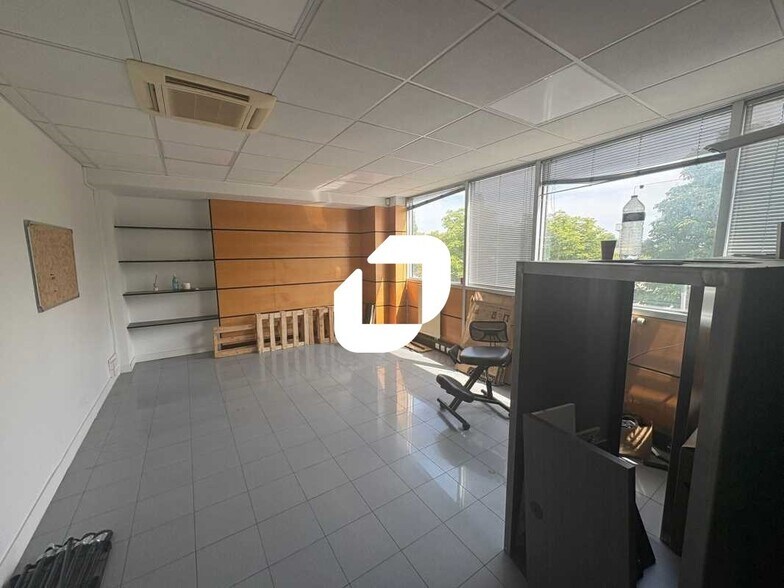 Office in Chatou for lease - Interior Photo - Image 2 of 4