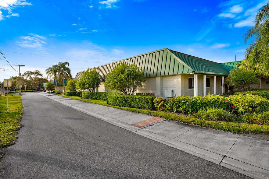 611 SW Federal Hwy, Stuart, FL for lease - Building Photo - Image 2 of 9