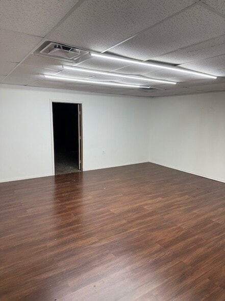 1649 N Gessner Dr, Houston, TX for lease - Building Photo - Image 3 of 9