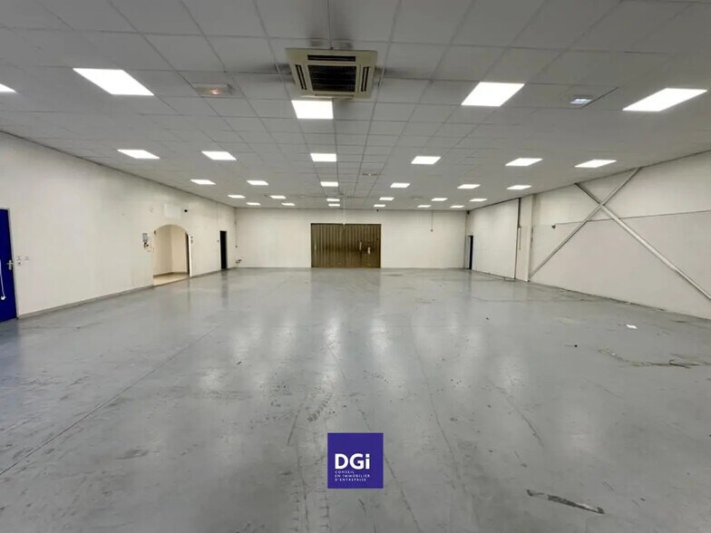 Flex in Nîmes for lease - Interior Photo - Image 2 of 10