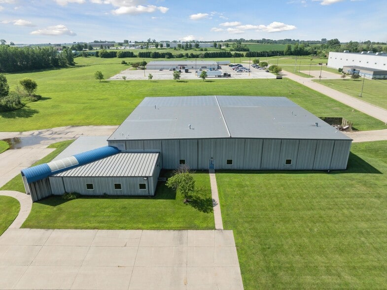 701 Technology Pl, Waverly, IA for lease - Building Photo - Image 2 of 24