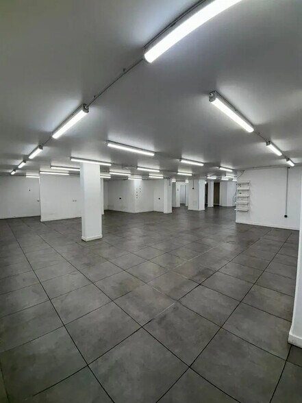 Retail in Clichy for lease - Interior Photo - Image 2 of 10