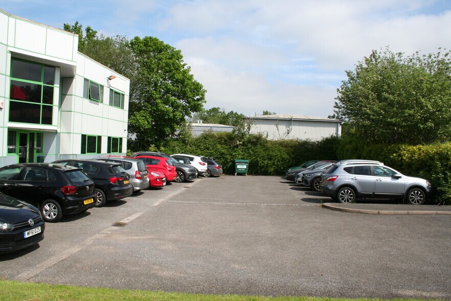 Stroudley Rd, Basingstoke for sale - Building Photo - Image 2 of 4