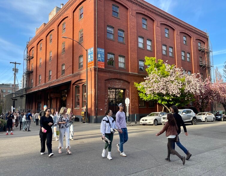 1231 NW Hoyt St, Portland, OR for lease - Building Photo - Image 2 of 27
