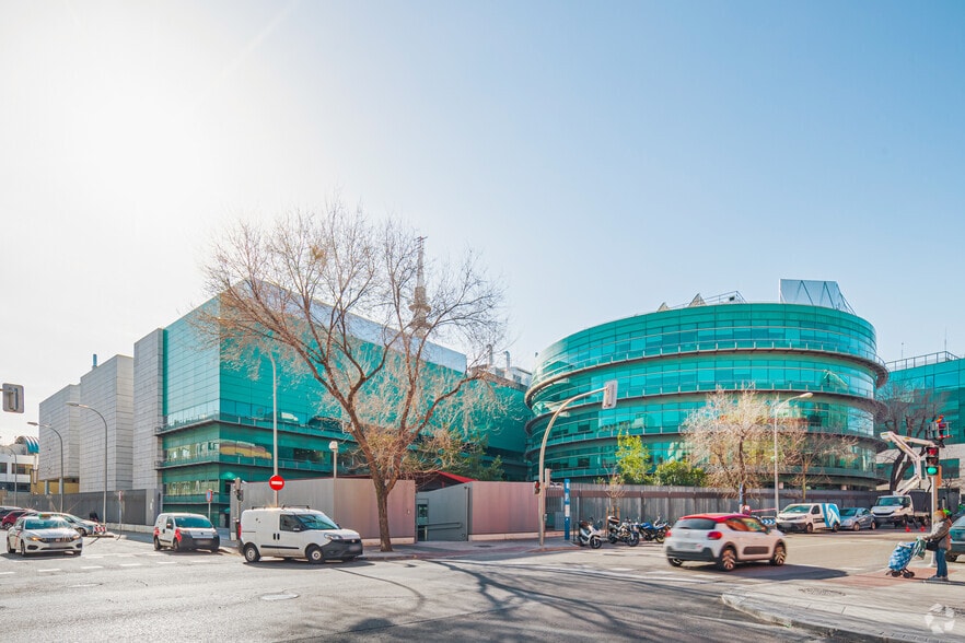 Calle de Julián Camarillo, 8, Madrid, Madrid for lease - Primary Photo - Image 1 of 12