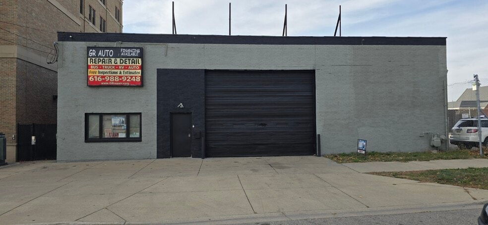 425 Turner Ave NW, Grand Rapids, MI for sale - Primary Photo - Image 1 of 34