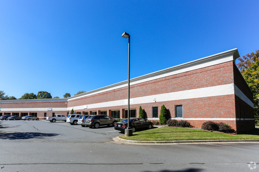 710 Peninsula Ln, Charlotte, NC for lease - Primary Photo - Image 1 of 7