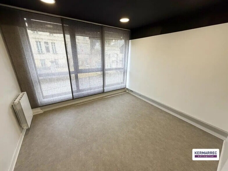 Office in Vannes for lease - Interior Photo - Image 2 of 6