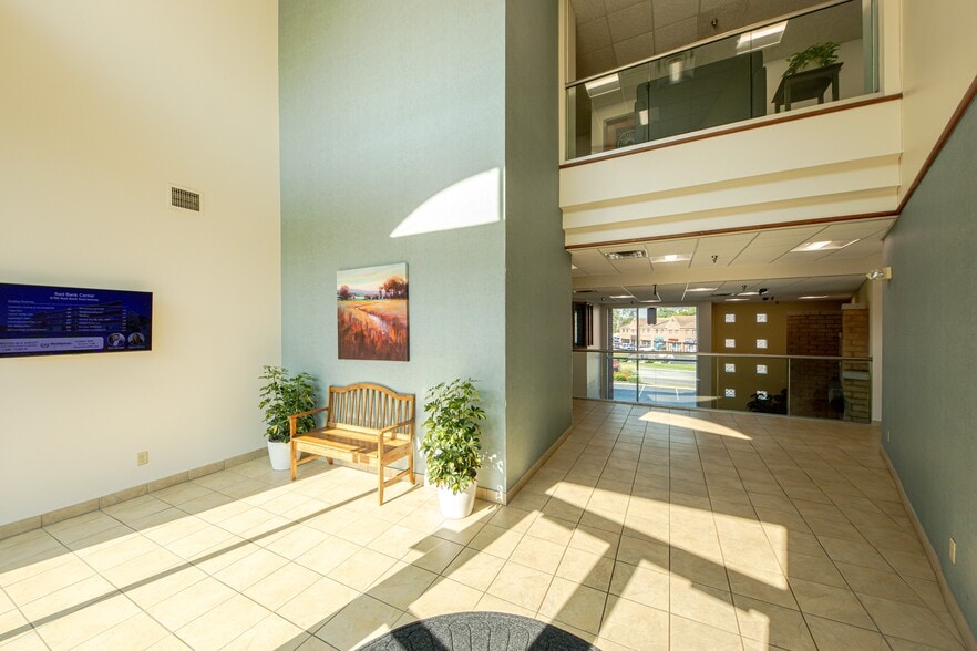 4790 Red Bank Rd, Cincinnati, OH for lease - Building Photo - Image 2 of 8