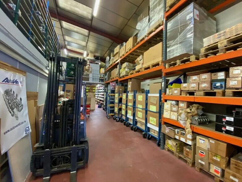 Flex in Vénissieux for lease - Interior Photo - Image 3 of 11