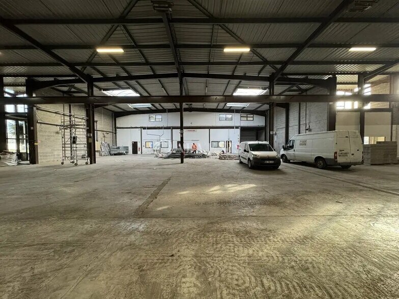 Flex in Le Thillay for lease - Interior Photo - Image 2 of 9