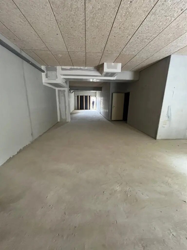 Retail in Paris for lease Building Photo- Image 1 of 7