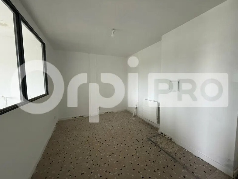 Flex in Le Havre for lease - Interior Photo - Image 3 of 4