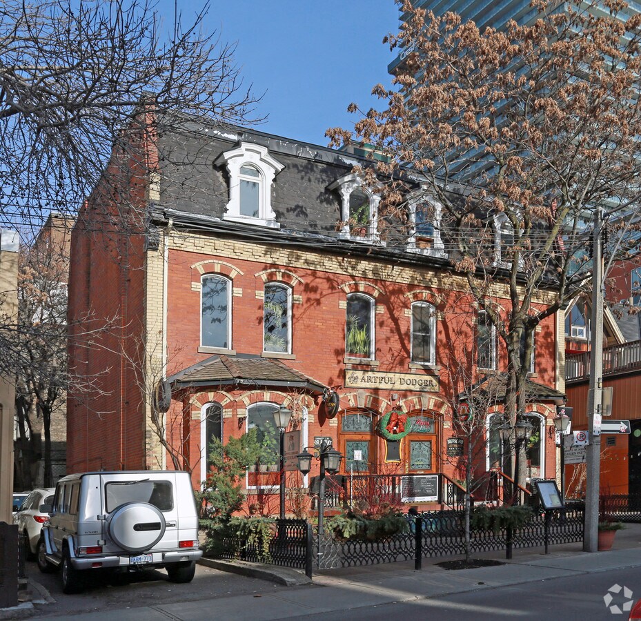 1012A Isabella St, Toronto, ON M4Y 1N1