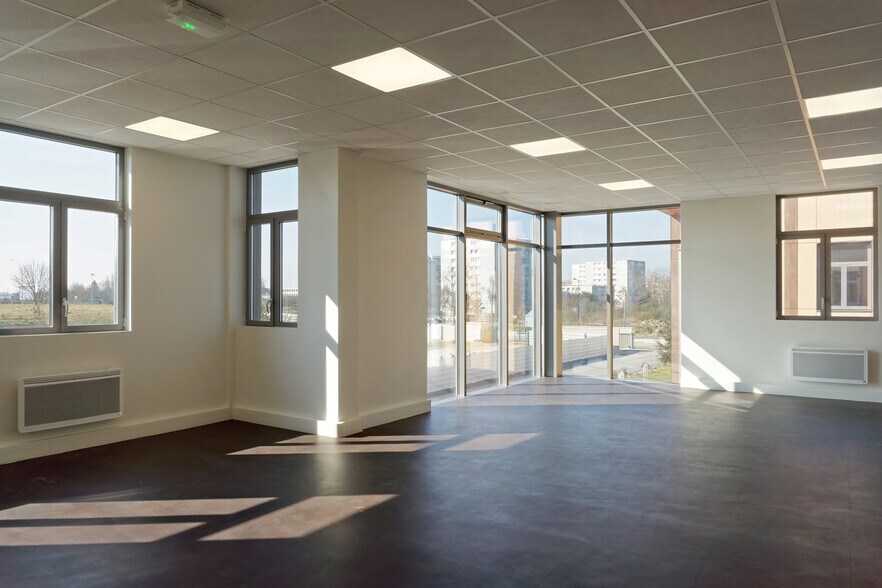 7 Allée Des Carrieres, Le Blanc-Mesnil for lease - Building Photo - Image 2 of 4