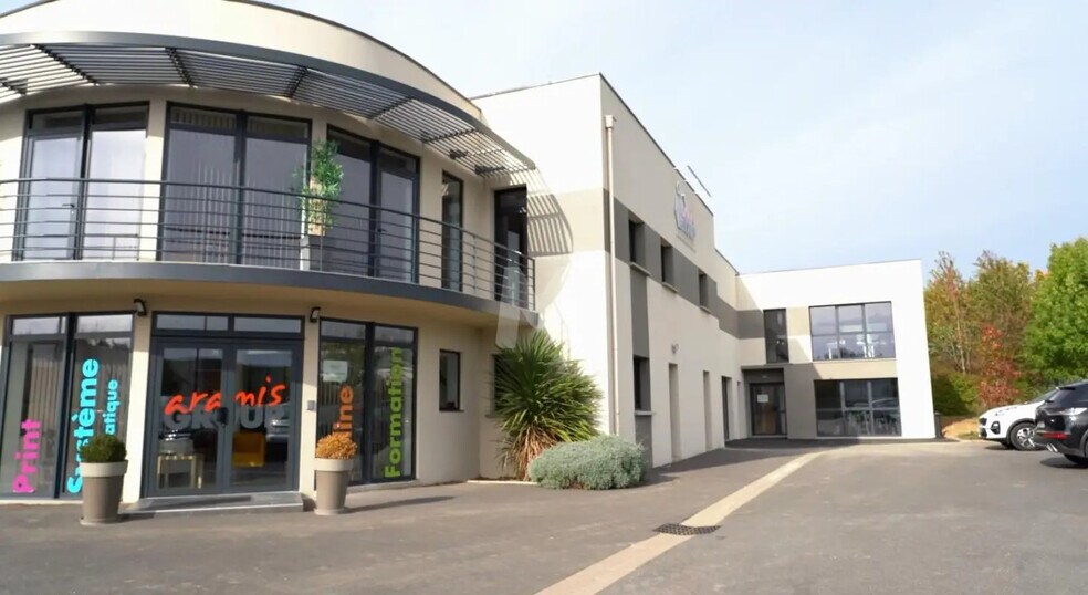 Flex in Saint-Pierre-du-Perray for lease - Building Photo - Image 1 of 10